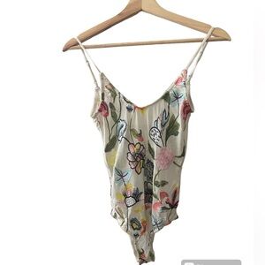 WHITE FLORAL BODYSUIT